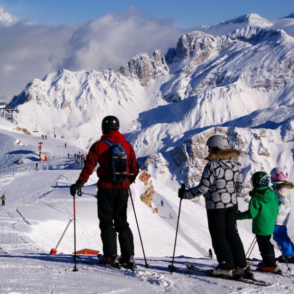 family-skiing-courchevel-piotr-figlarz