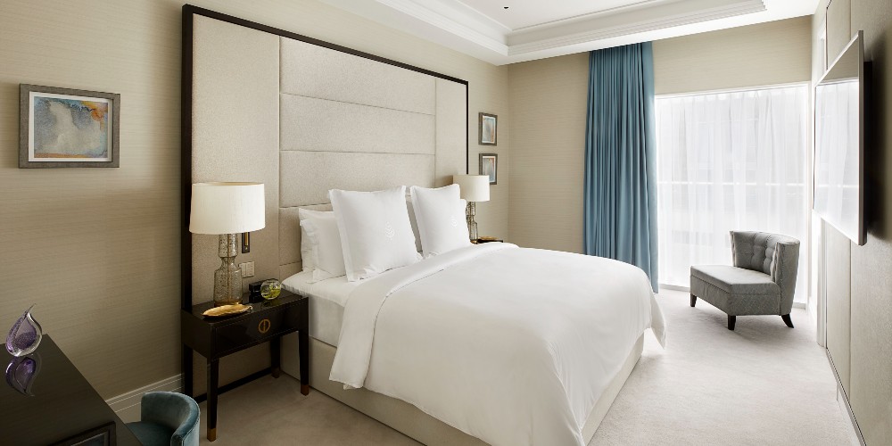 four-seasons-hotel-london-residence-bedroom