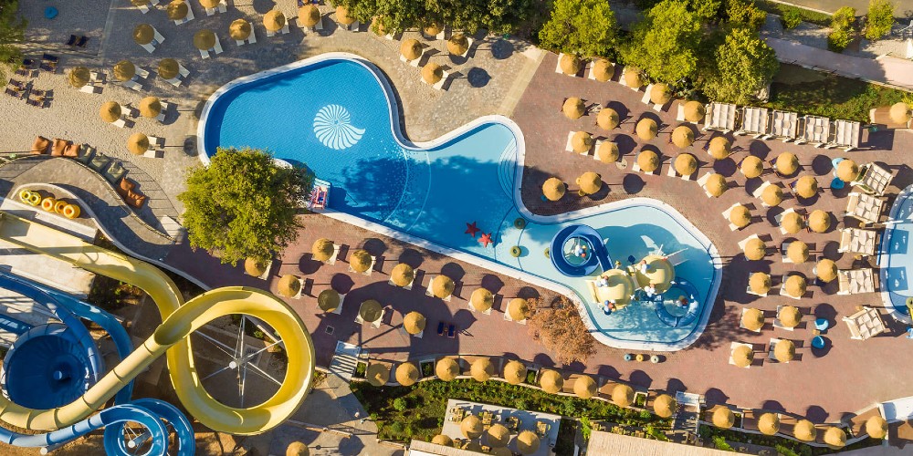 resort-pools-slides-air