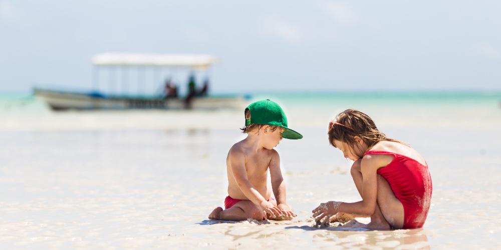 Kids-playing-on-white-sand-beach