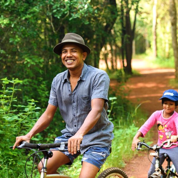 children-cycling-the-mudhouse-sri-lanka-tour