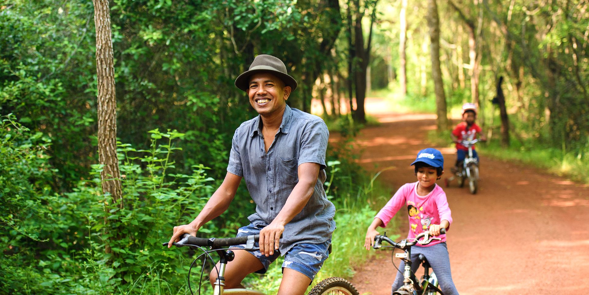 children-cycling-the-mudhouse-sri-lanka-tour