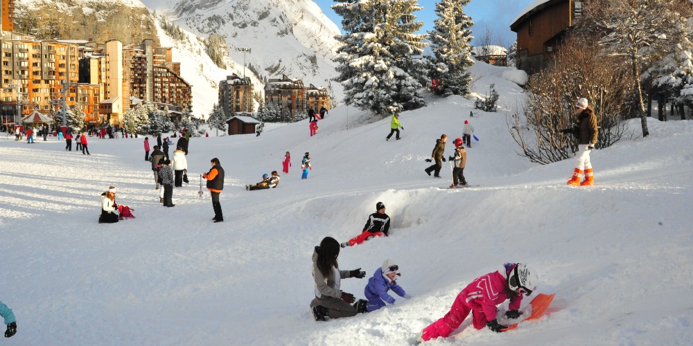 families-playing-in-snow-credit-avoriaz