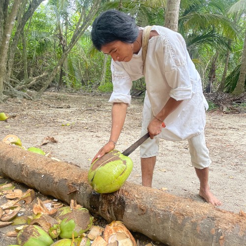 kogi-man-cutting-coconuts-colombia