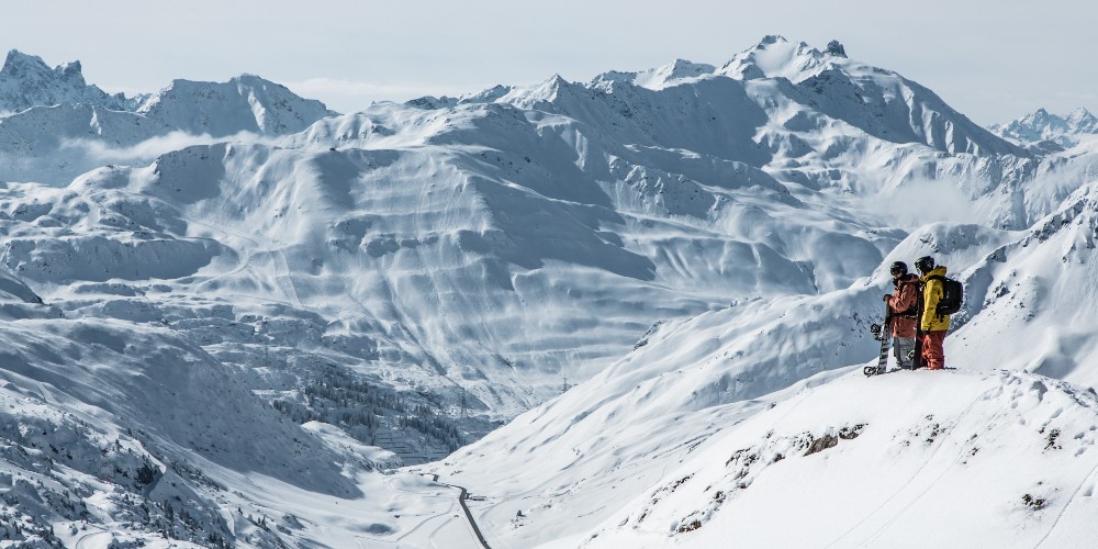 snowboarders-mountains-austria-credit-christoph-schoch-lech-zurs-tourismus