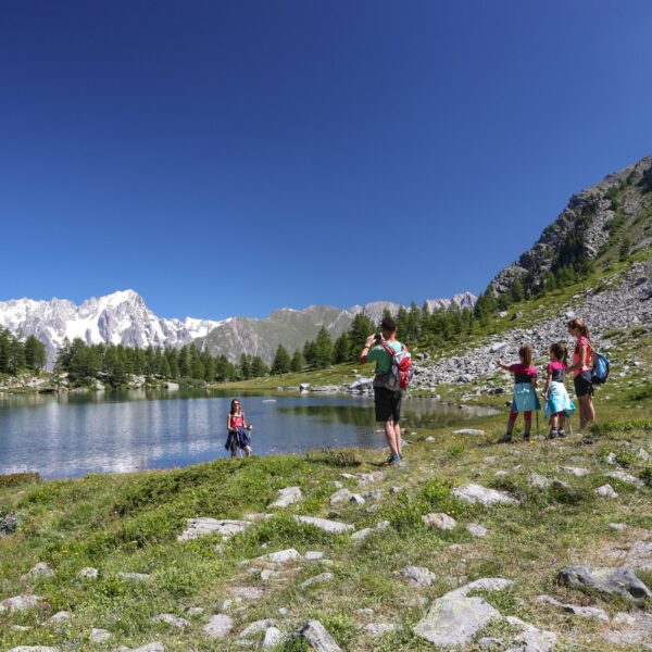 Aosta-valley-lakeside-family
