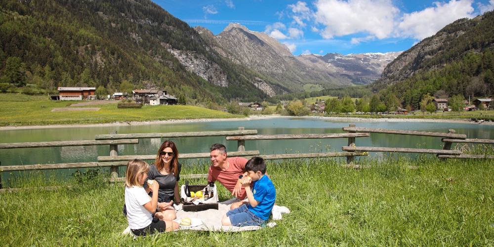 family-picnic-aosta-valley