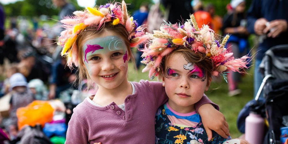 children-in-headdresses-elderflower-fields-best-family-festival