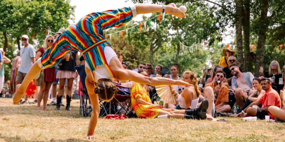 circus-performer-summer-festival-garry-jones-photography