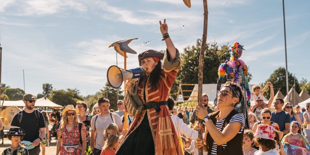 circus-performers-wilderness-oxfordshire-aline-aronsky