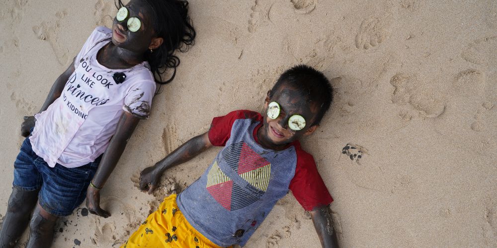 nihi-sumba-kids-mud-masks-beach