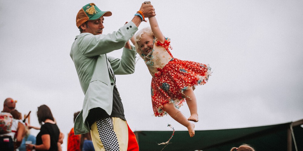 nozstock-child-with-circus-performer-best-family-festival