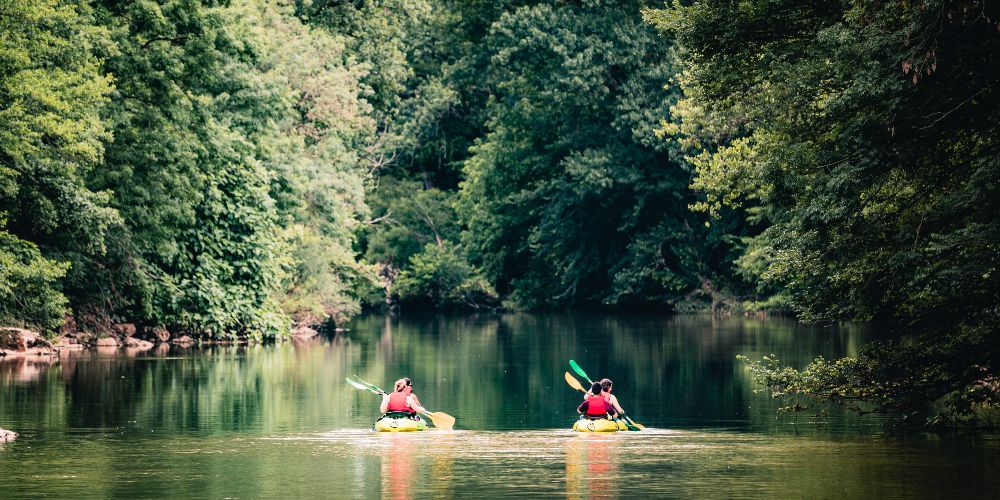 family-canoeing-aveyron-gorges-lezbroz