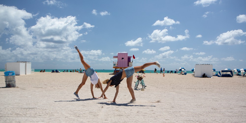 girls-cartwheeling-miami-south-beach
