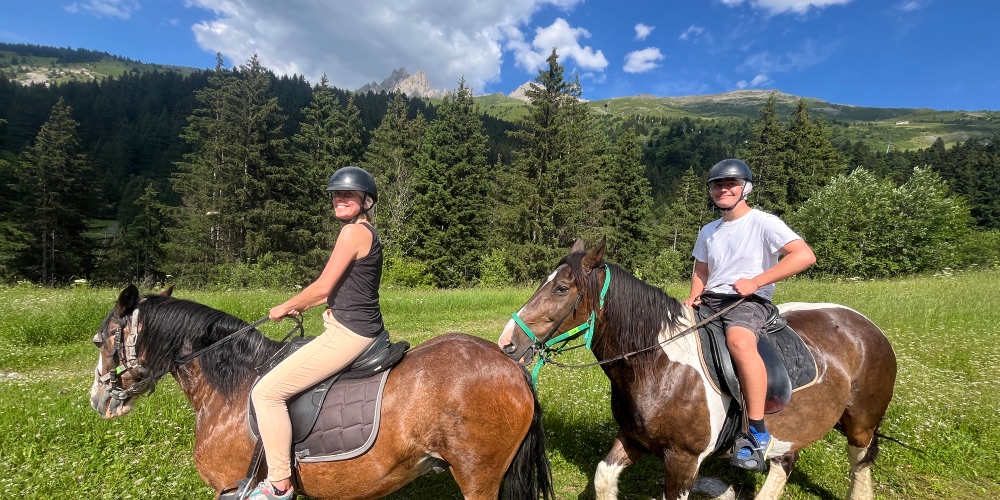 horse-riding-ranch-nordique-summer-mountains