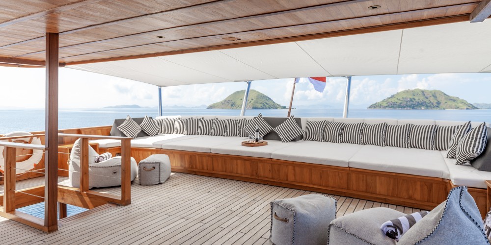 deck-luxury-yacht-indonesia