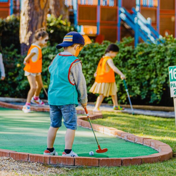 kids-playing-golf-pine-cliffs-resort-algarve