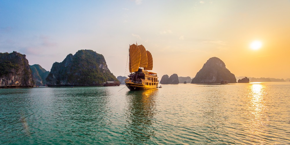 chinese-junk-halong-bay-vietnam