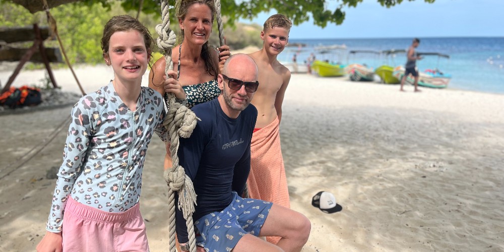 family-on-beach-trincomalee