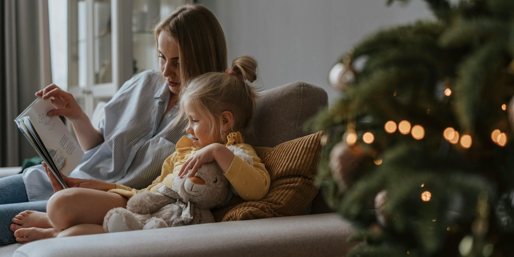 child-reading-on-couch-christmas