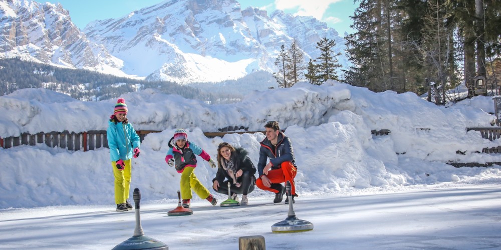 family-curling-on-ice-freddy-planinschek