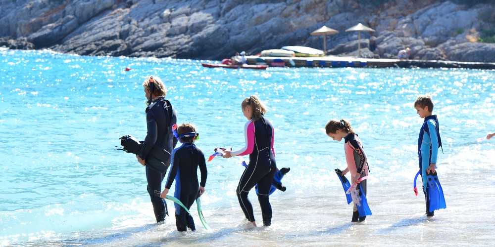 children-learning-to-dive-crete