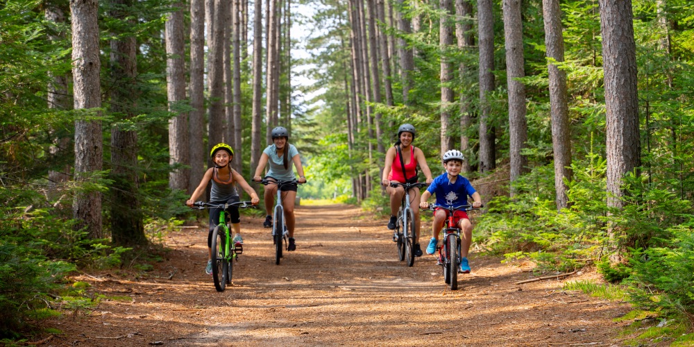 family-biking-laurentians