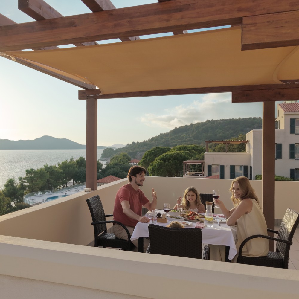 dining-terrace-family-residence