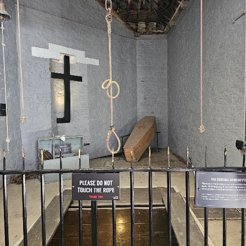 the-hanging-pit