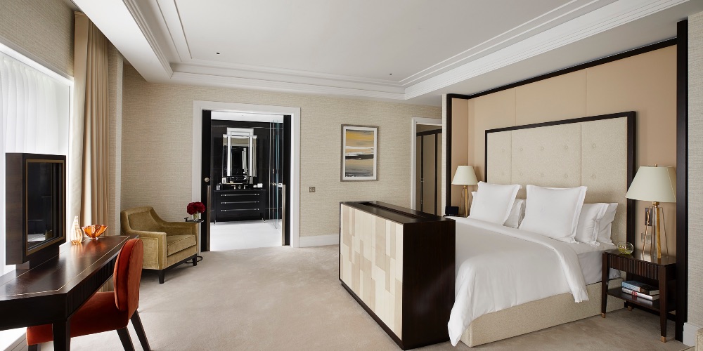 royal-residence-master-bedroom-four-seasons-tower-bridge