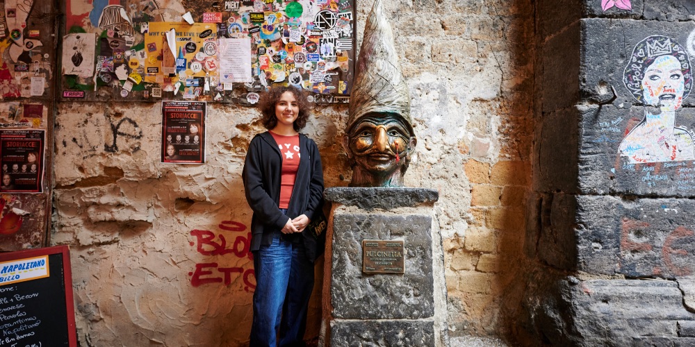naples-girl-centro-storico-pulcinella