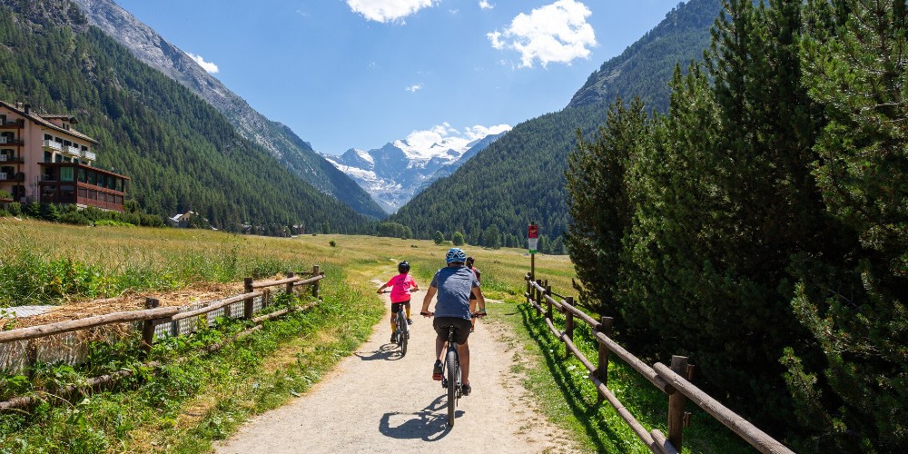 family-biking-summer-in-aosta-valley