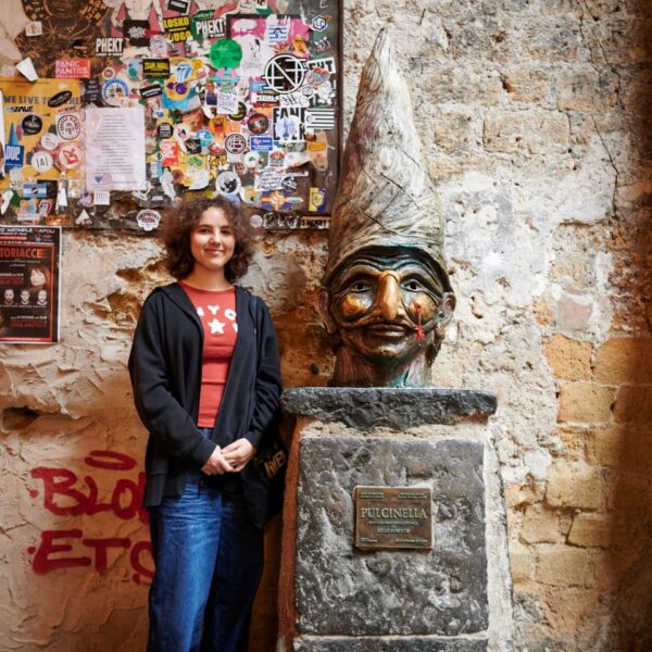 girl-with-pulcinella-statue-naples-city-break