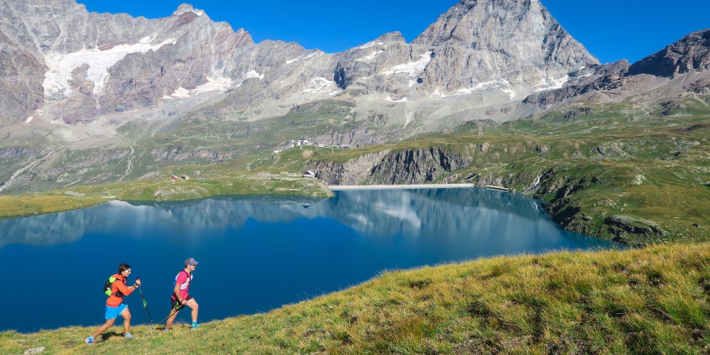 hikers-lake-goillet-aosta-valley