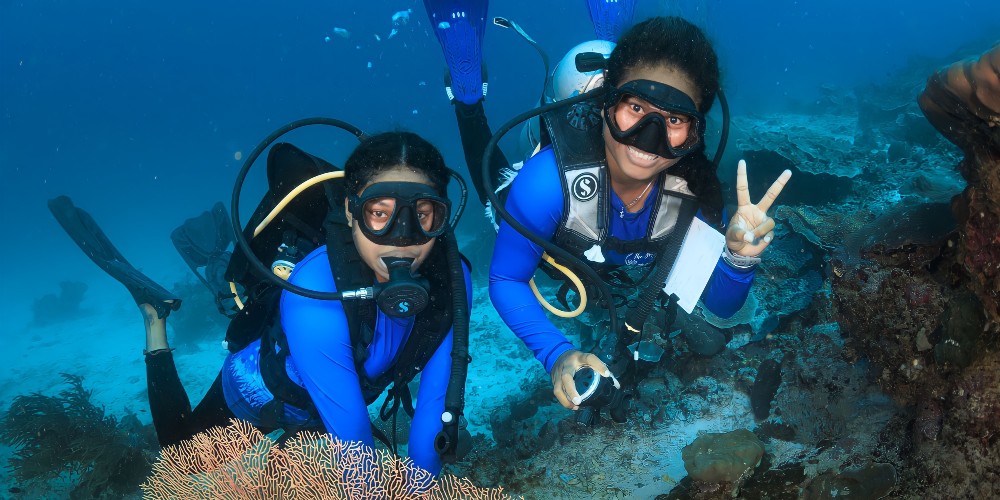 people-learn-to-dive-the-sea-people