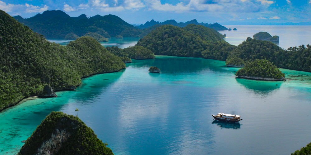 rascal-rebel-anchored-in-raja-ampat