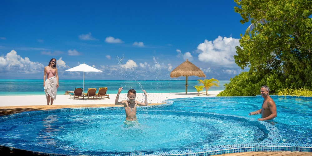 residence-pool-atmosphere-kanifushi-all-inclusive-family-holiday