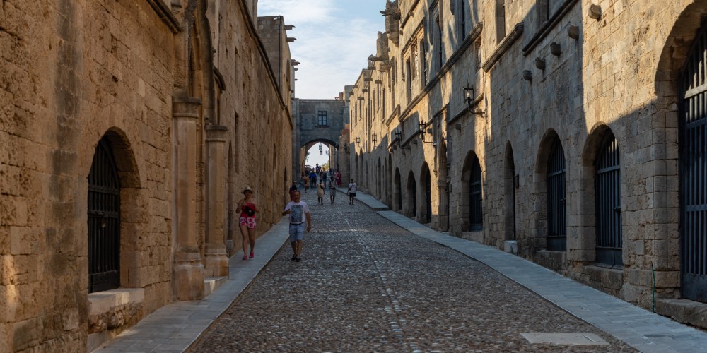 Ritterstraße-in-der-Altstadt-von-Rhodos-Familienurlaub