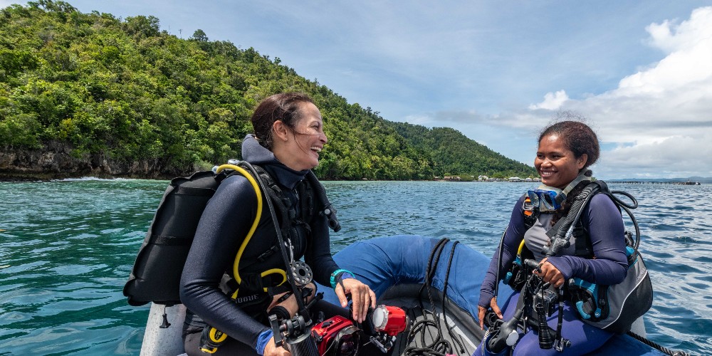 women-learn-to-dive-indonesia