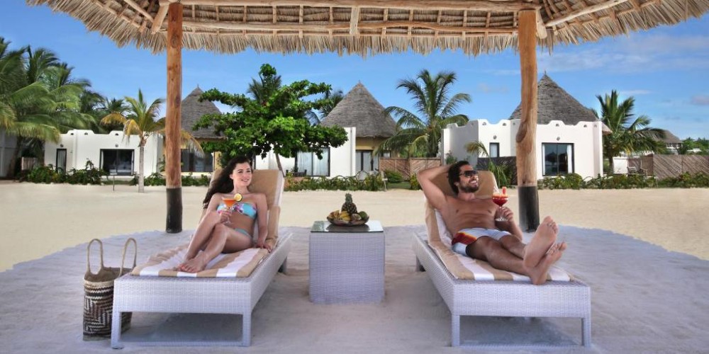 couple-sun-loungers-gold-zanzibar