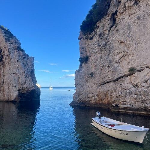 stivina-beach-cliffs