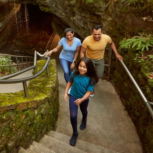 cave-walk-kentucky-family-holiday