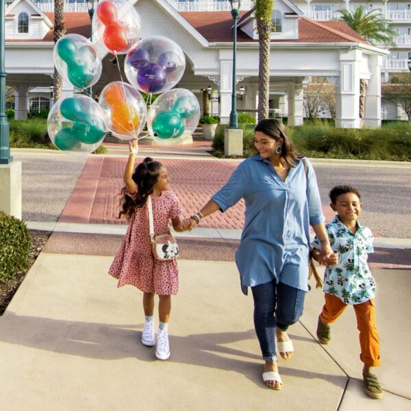 disney-resort-hotel-family-in-florida