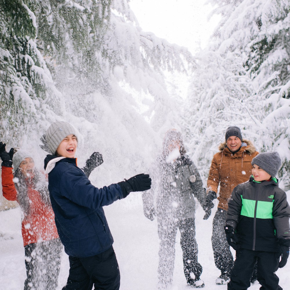 family-traveller-family-snowball-fight-canada