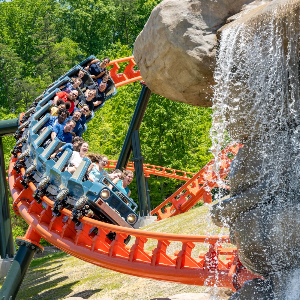 rollercoaster-dollywood-pigeon-forge-tennessee-family-holiday