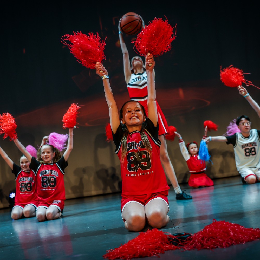 students-on-stage-stagecoach-performing-arts