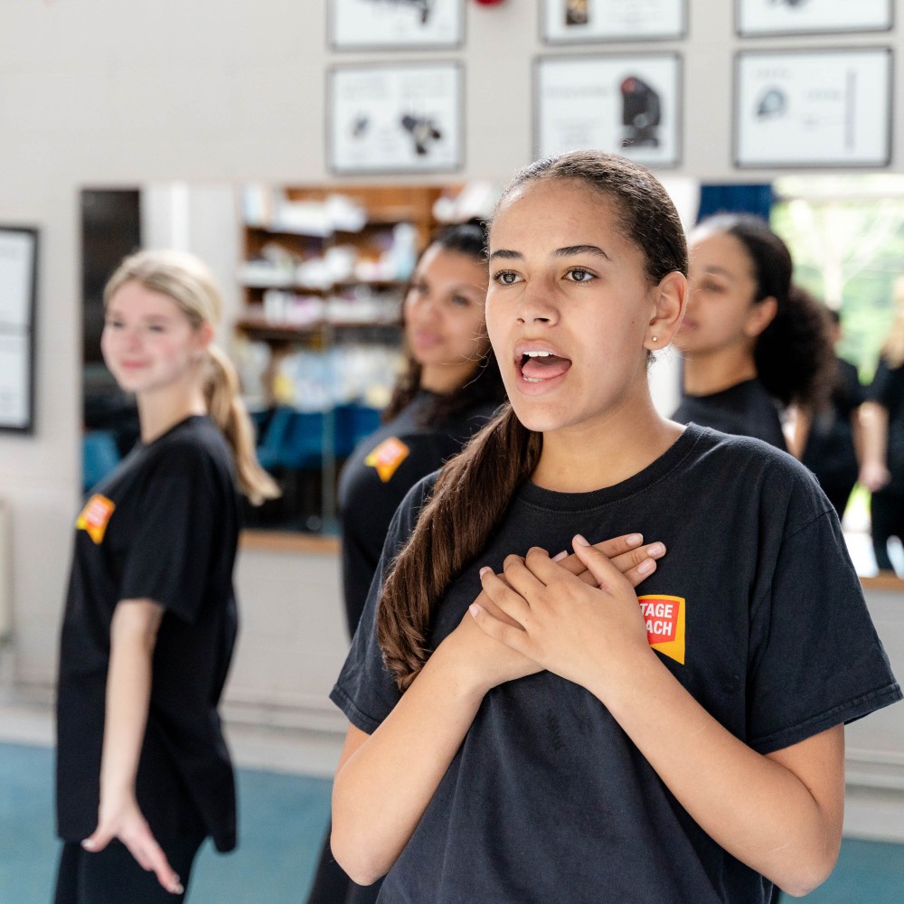 teenagers-taking-singing-lessons