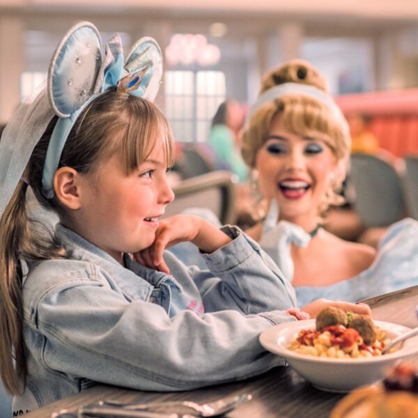 best-family-restaurants-cinderella-character-meet-disney