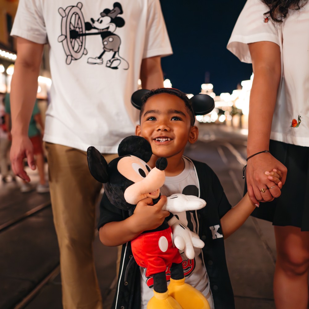 child-in-mickey-ears-first-disney-family-holiday