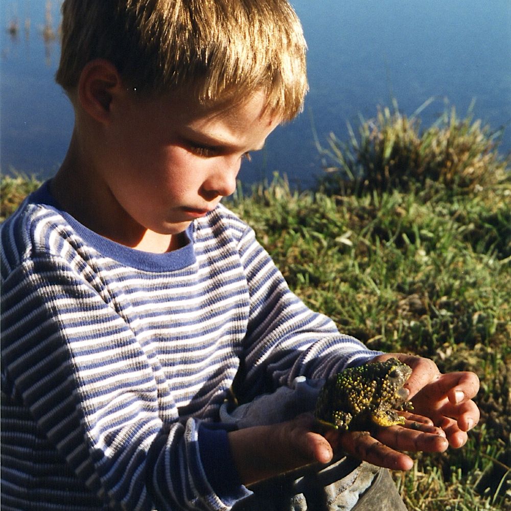 boy-with-toad-siwash-lake-wilderness-resort